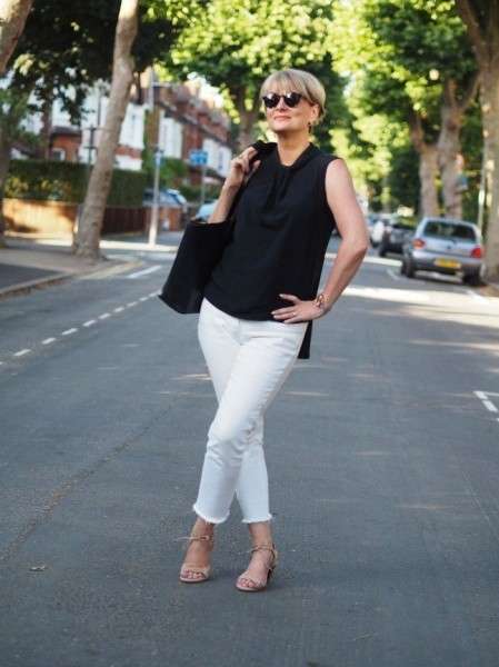 Как носить белые джинсы женщинам 40+ летом: 5 стильных сочетаний сезона 2022