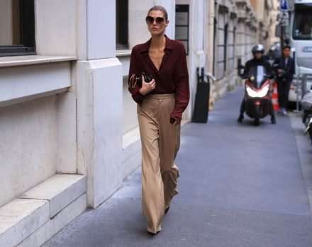 Как носить блузку в 50+, чтобы выглядеть свежо и стильно летним сезоном 2022