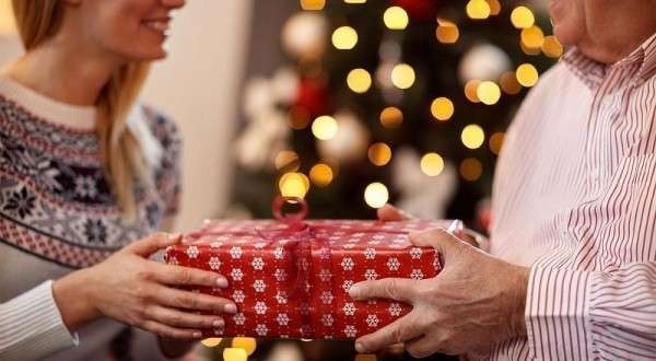 Что нельзя дарить на Новый год ни в коем случае: подарки с подвохом
