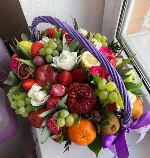 Как выбрать и заказать фруктовую или цветочную корзину