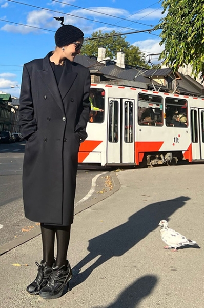 Гвинет Пэлтроу в золоте, Джулия Фокс в фольге, Рената Литвинова с "антенной": 12 образов недели по версии редактора моды